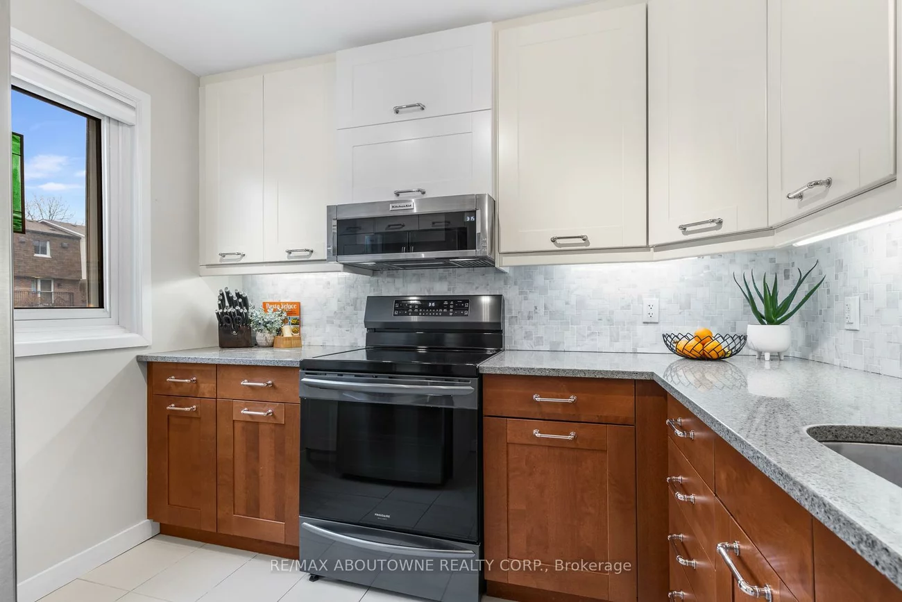71, Sarah, 1001 - BR Bronte, Oakville