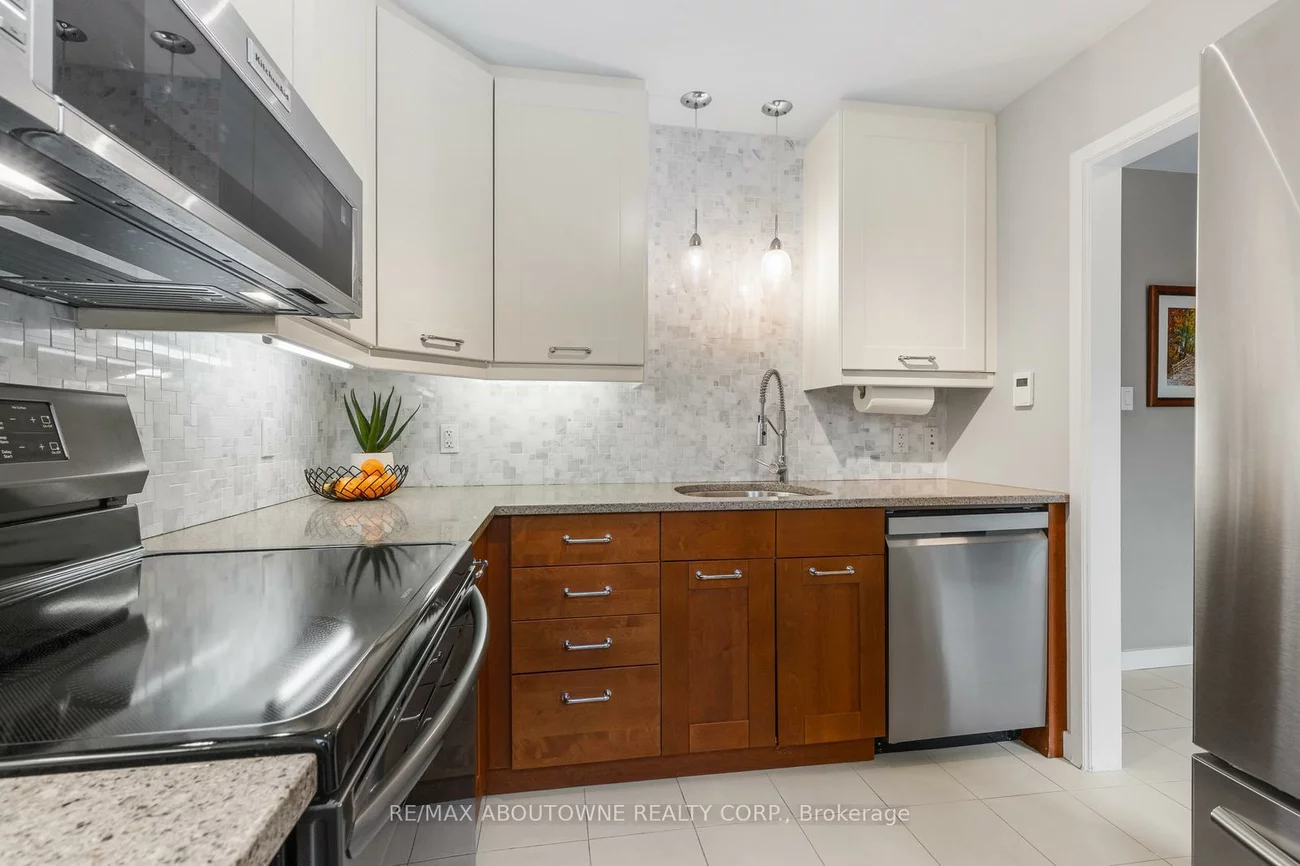 71, Sarah, 1001 - BR Bronte, Oakville