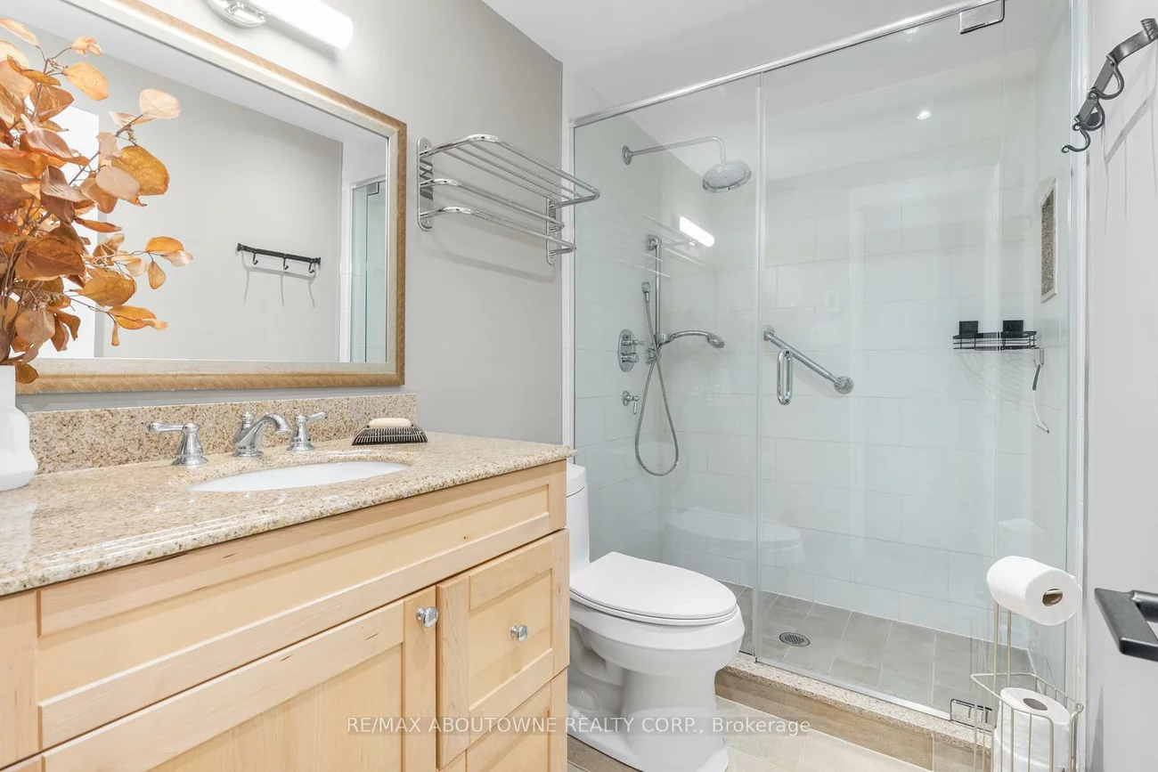 71, Sarah, 1001 - BR Bronte, Oakville