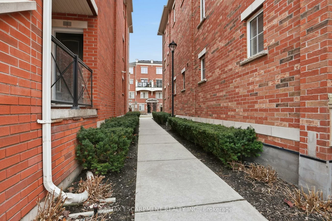 2464, Post, 1015 - RO River Oaks, Oakville