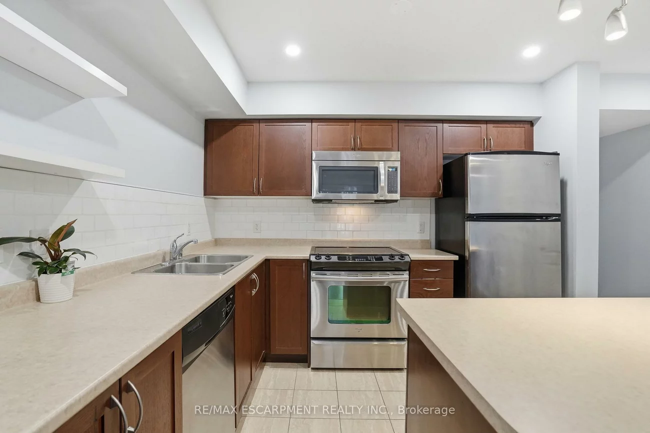 2464, Post, 1015 - RO River Oaks, Oakville