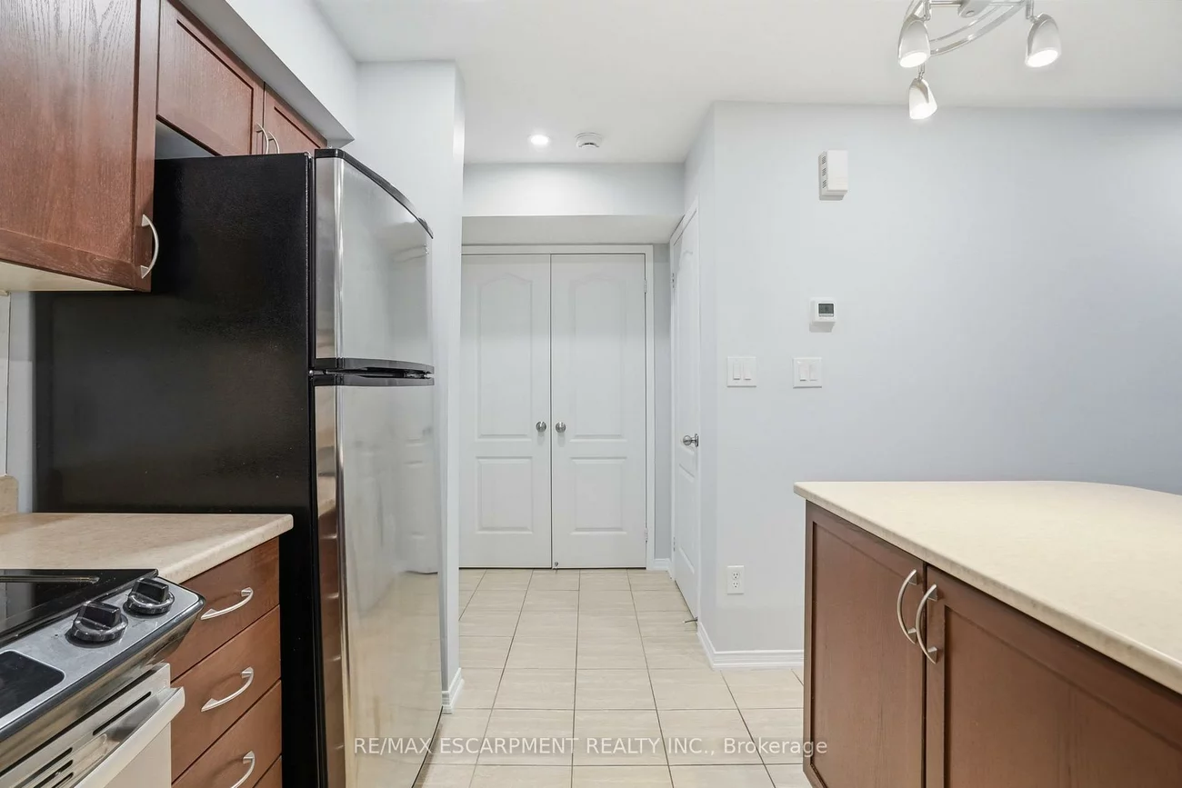 2464, Post, 1015 - RO River Oaks, Oakville