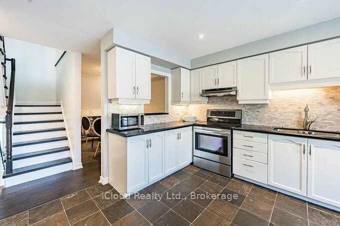 1100, Queens, 1003 - CP College Park, Oakville