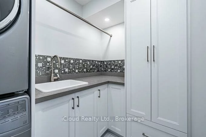 1100, Queens, 1003 - CP College Park, Oakville