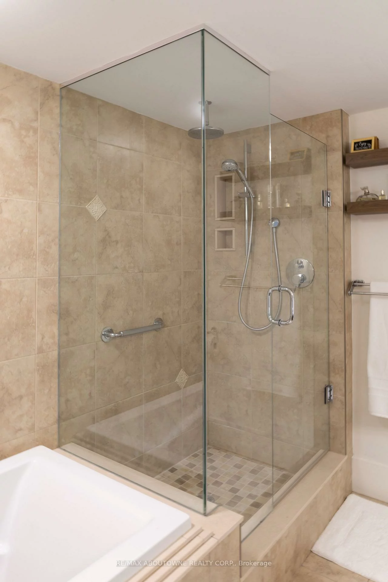 221, Robinson, 1013 - OO Old Oakville, Oakville