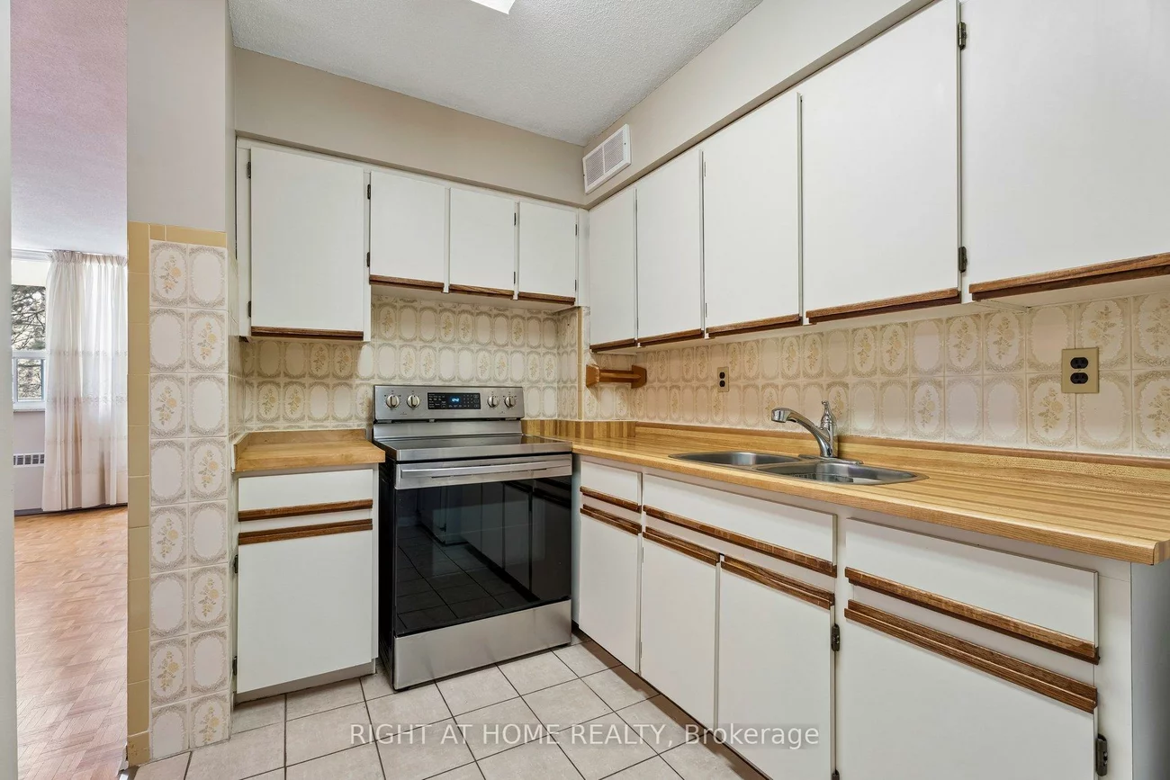 212, Kerr, 1002 - CO Central, Oakville