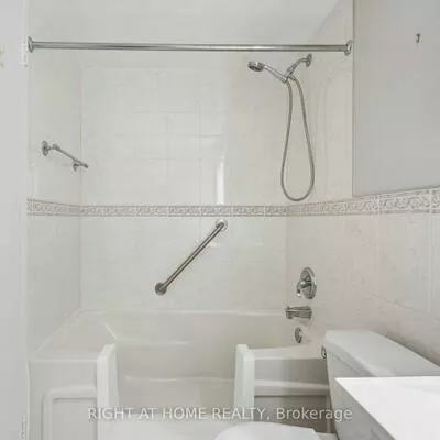 212, Kerr, 1002 - CO Central, Oakville