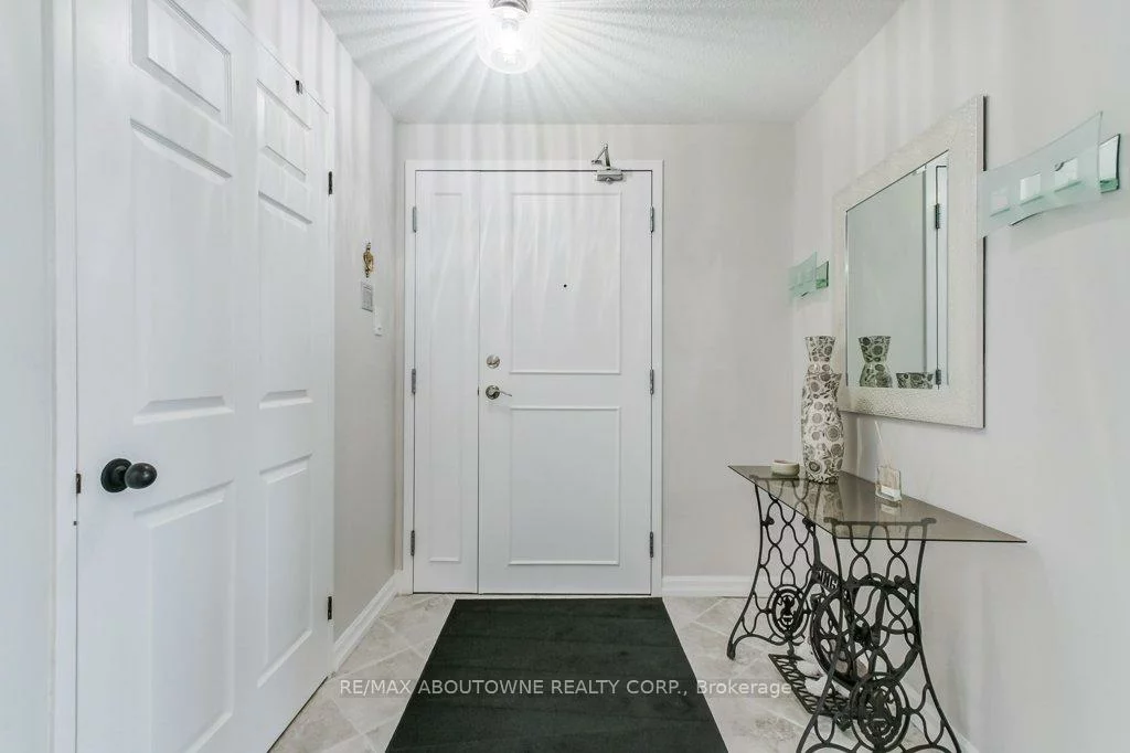 2511, Lakeshore, 1001 - BR Bronte, Oakville