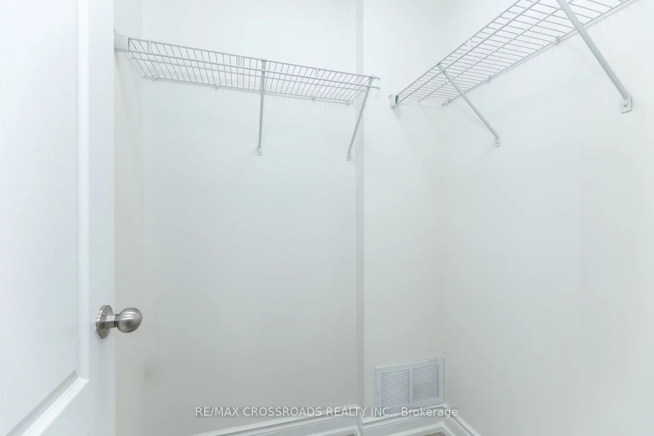 2460, Post, 1015 - RO River Oaks, Oakville