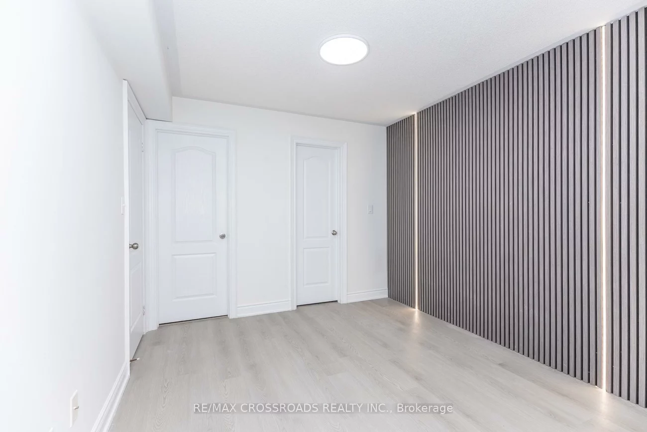 2460, Post, 1015 - RO River Oaks, Oakville