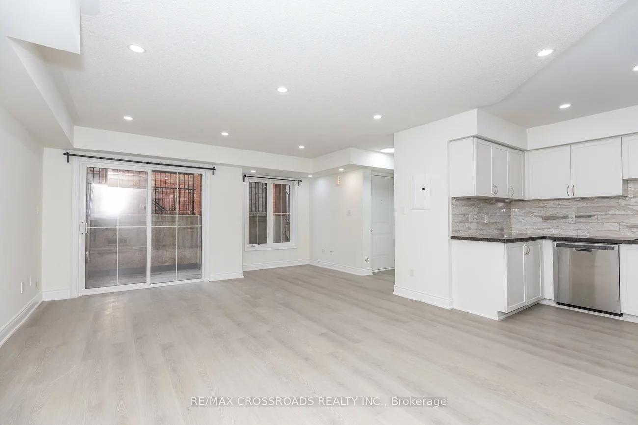 2460, Post, 1015 - RO River Oaks, Oakville