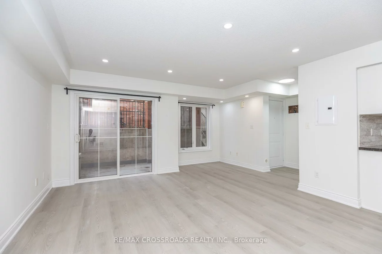 2460, Post, 1015 - RO River Oaks, Oakville