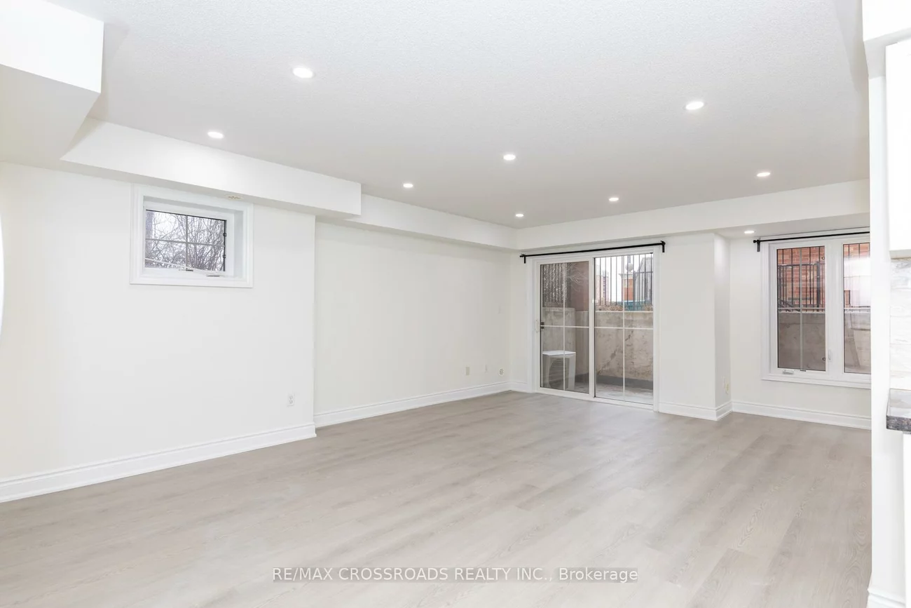 2460, Post, 1015 - RO River Oaks, Oakville