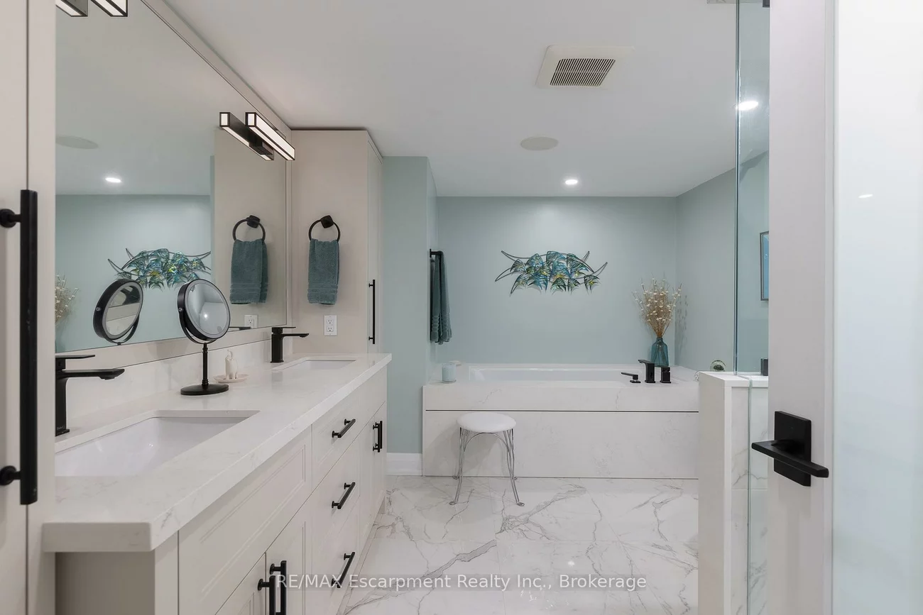 100, Lakeshore, 1013 - OO Old Oakville, Oakville