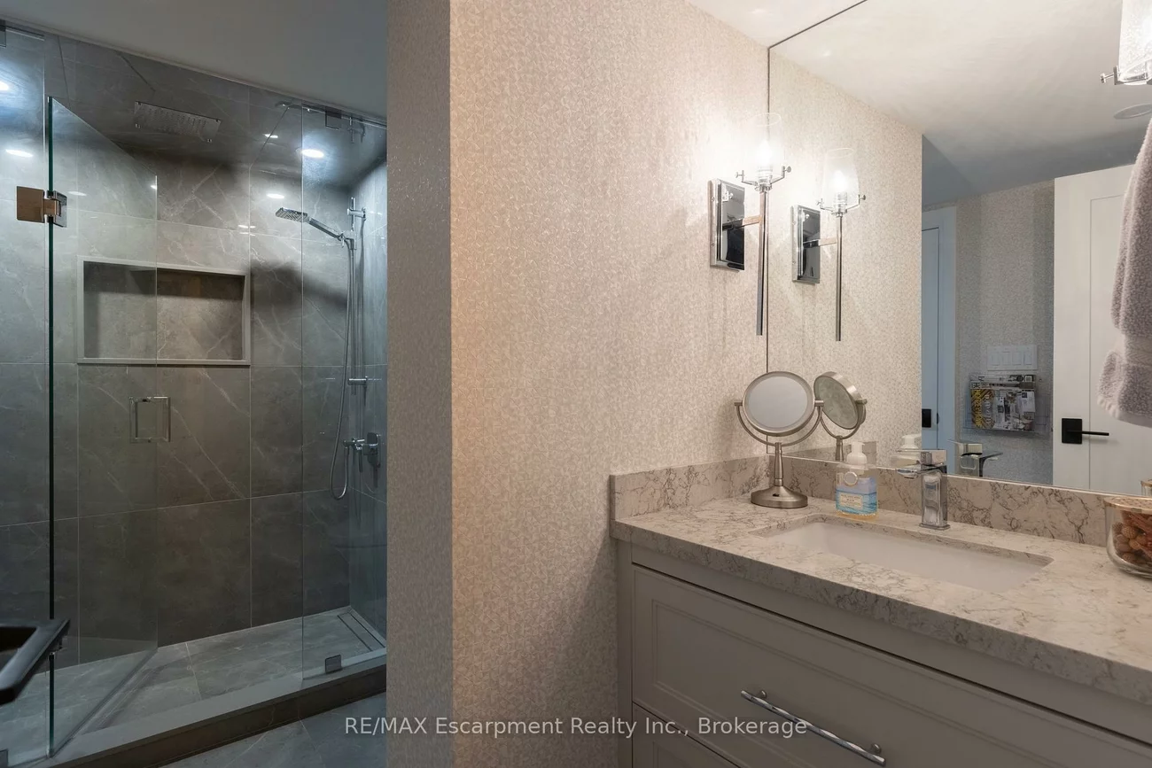 100, Lakeshore, 1013 - OO Old Oakville, Oakville