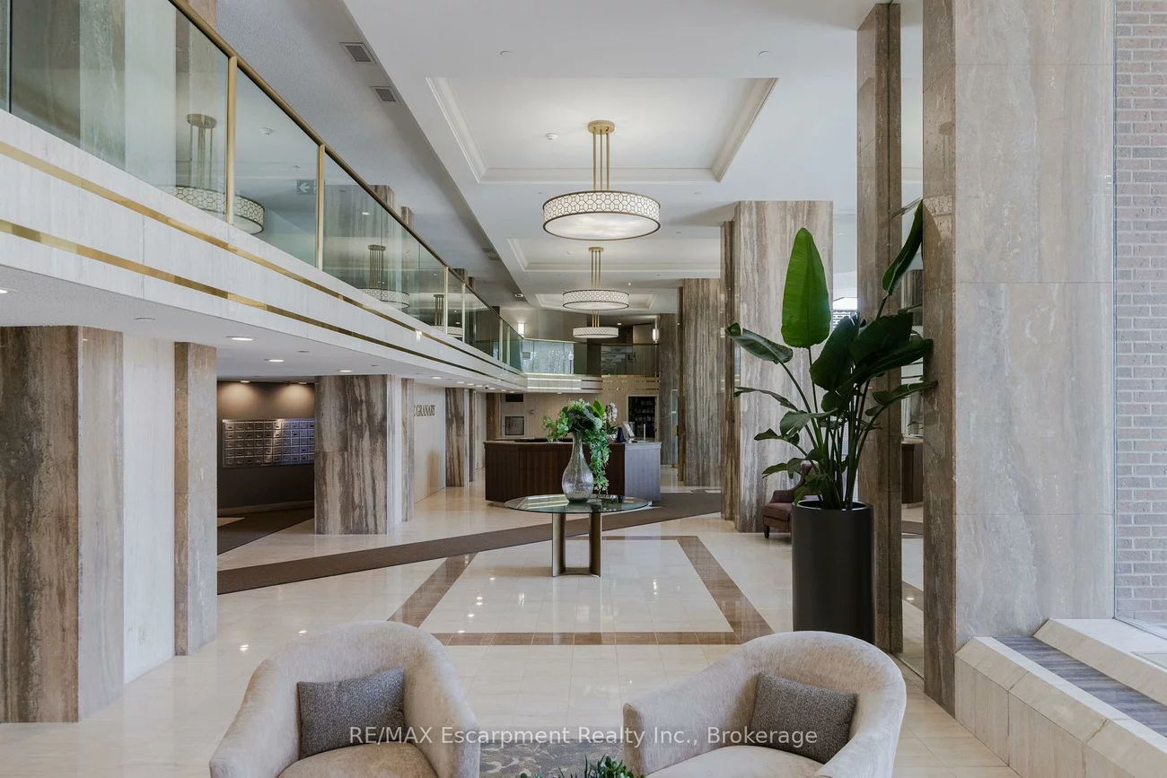 100, Lakeshore, 1013 - OO Old Oakville, Oakville