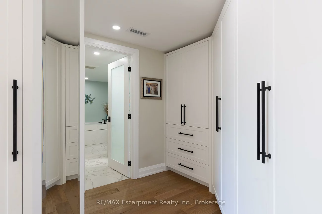 100, Lakeshore, 1013 - OO Old Oakville, Oakville