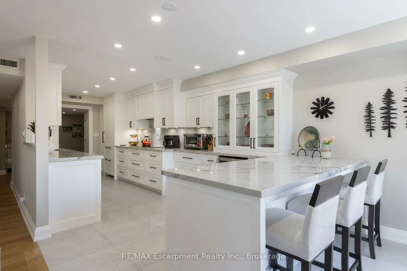 100, Lakeshore, 1013 - OO Old Oakville, Oakville