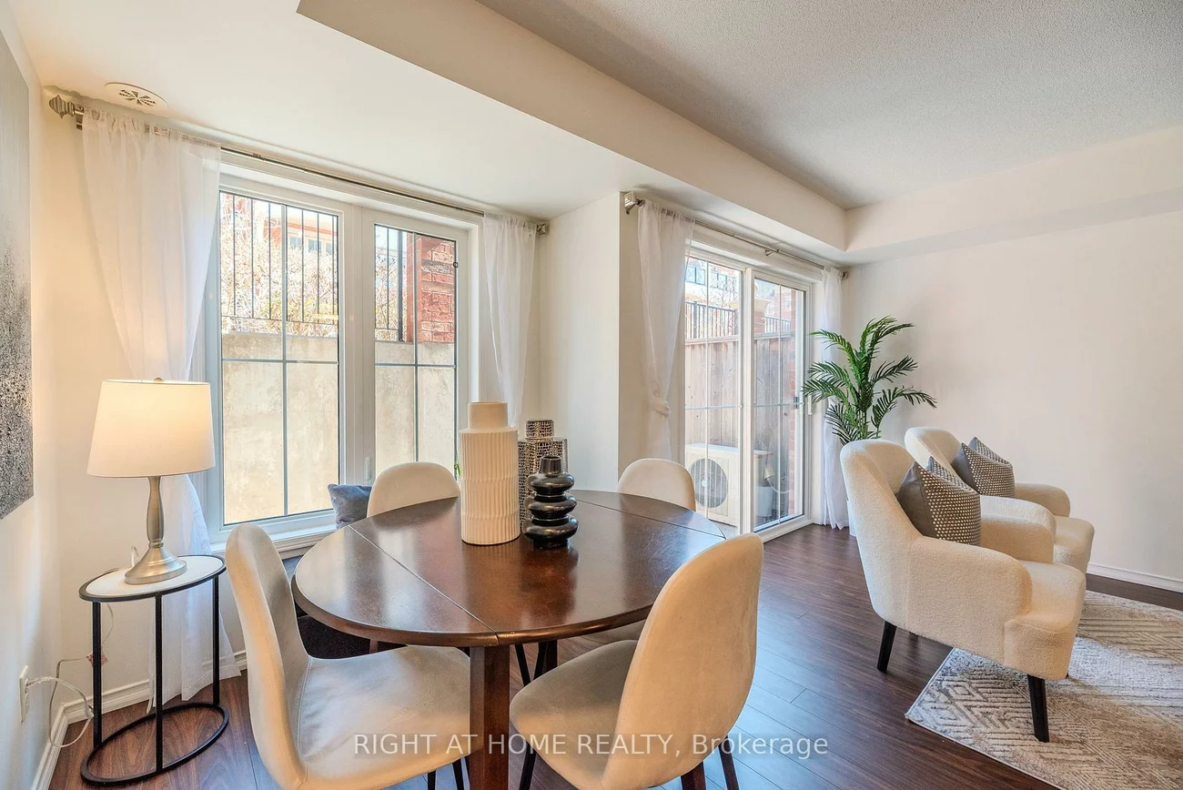 2464, Post, 1015 - RO River Oaks, Oakville
