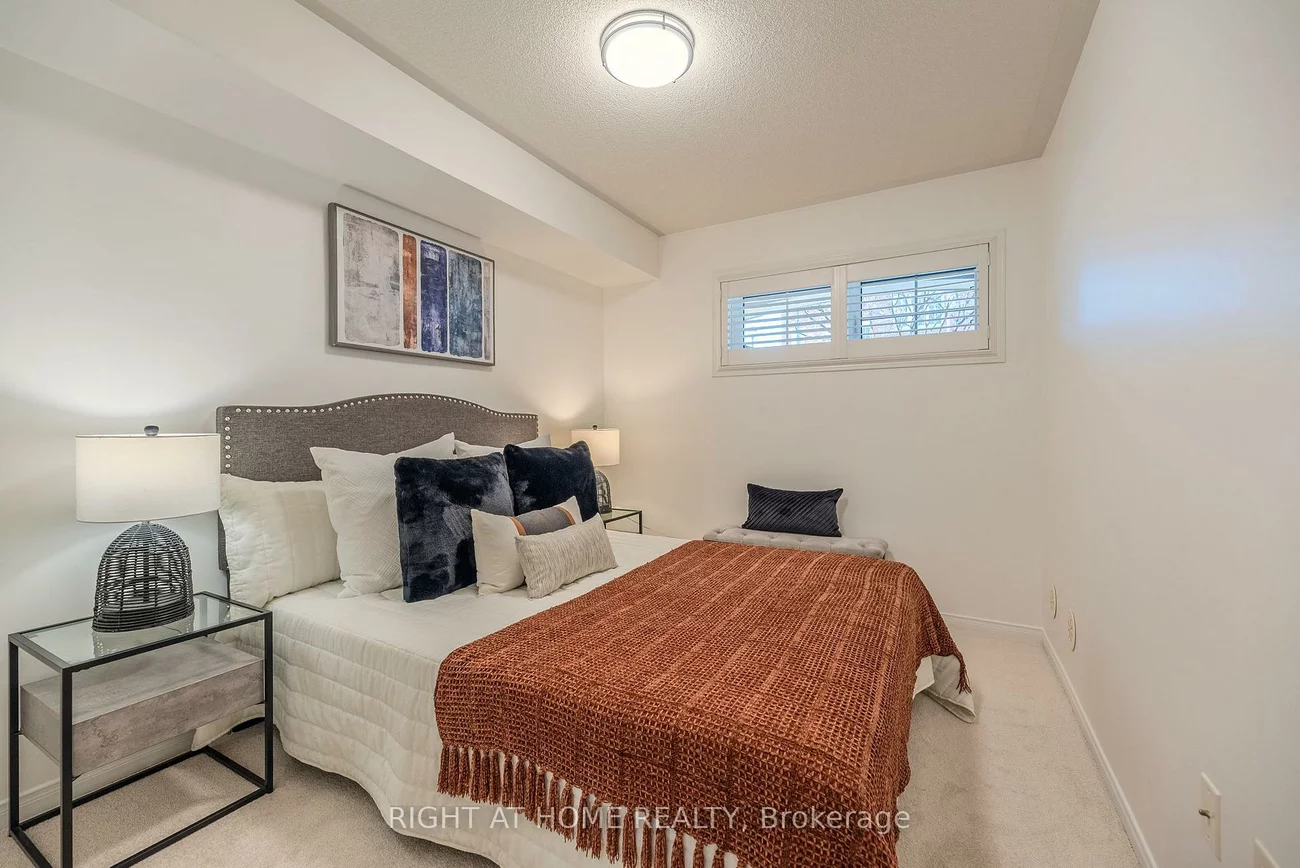2464, Post, 1015 - RO River Oaks, Oakville