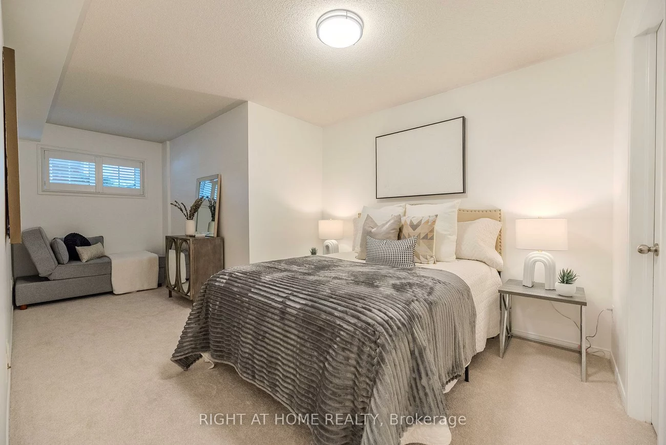 2464, Post, 1015 - RO River Oaks, Oakville