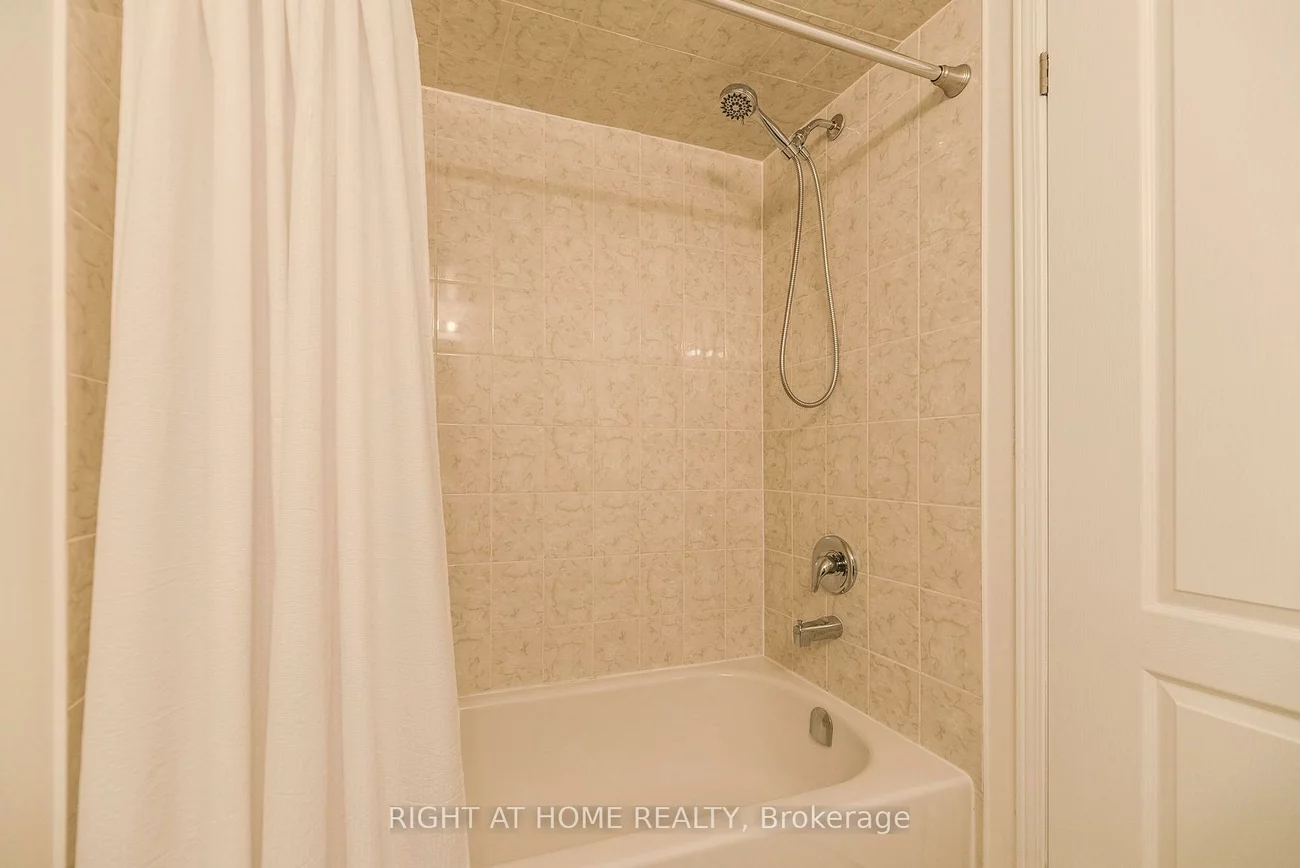 2464, Post, 1015 - RO River Oaks, Oakville