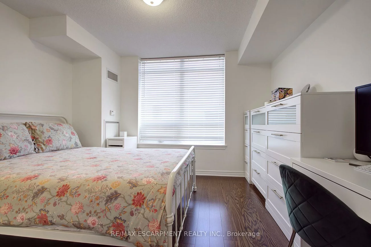 2379, Central Park, 1015 - RO River Oaks, Oakville