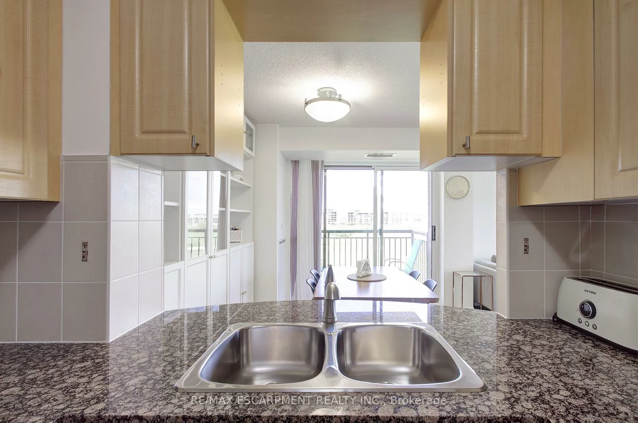 2379, Central Park, 1015 - RO River Oaks, Oakville