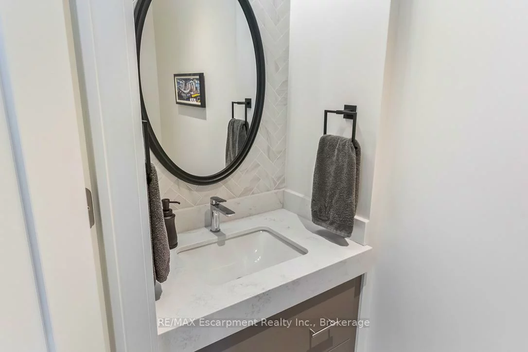 123, Maurice, 1002 - CO Central, Oakville