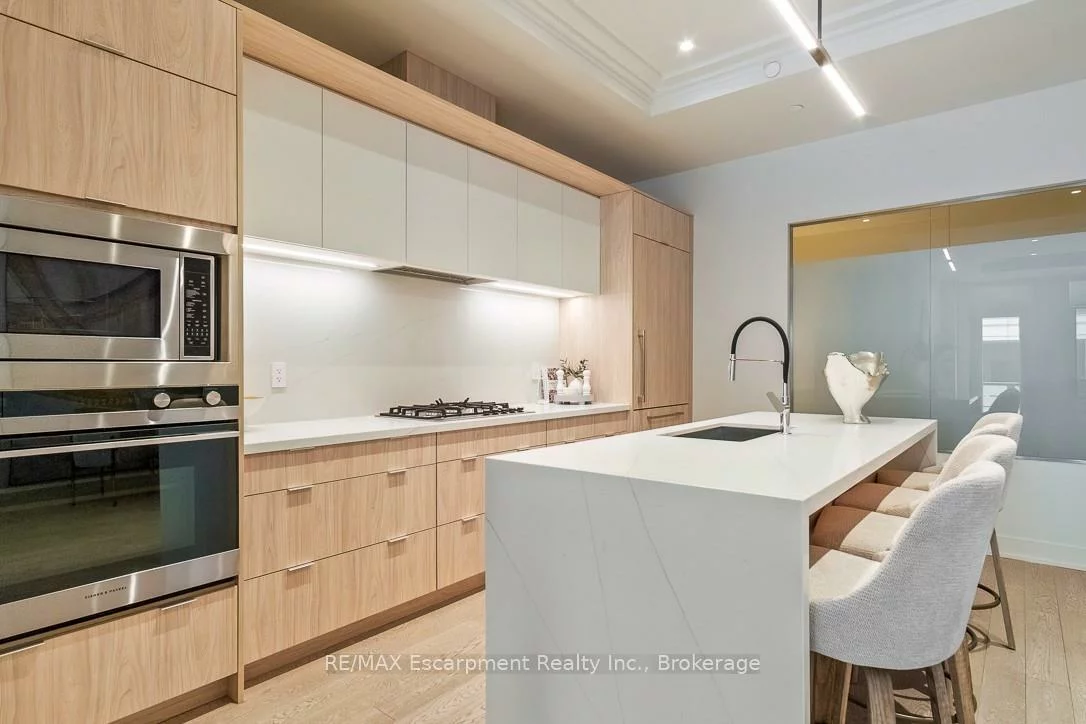 123, Maurice, 1002 - CO Central, Oakville