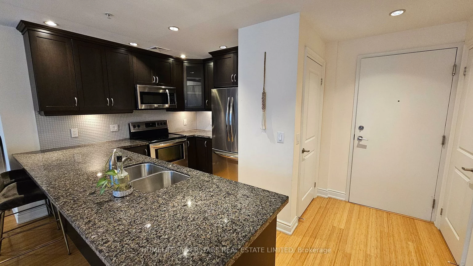 205, Lakeshore, 1002 - CO Central, Oakville