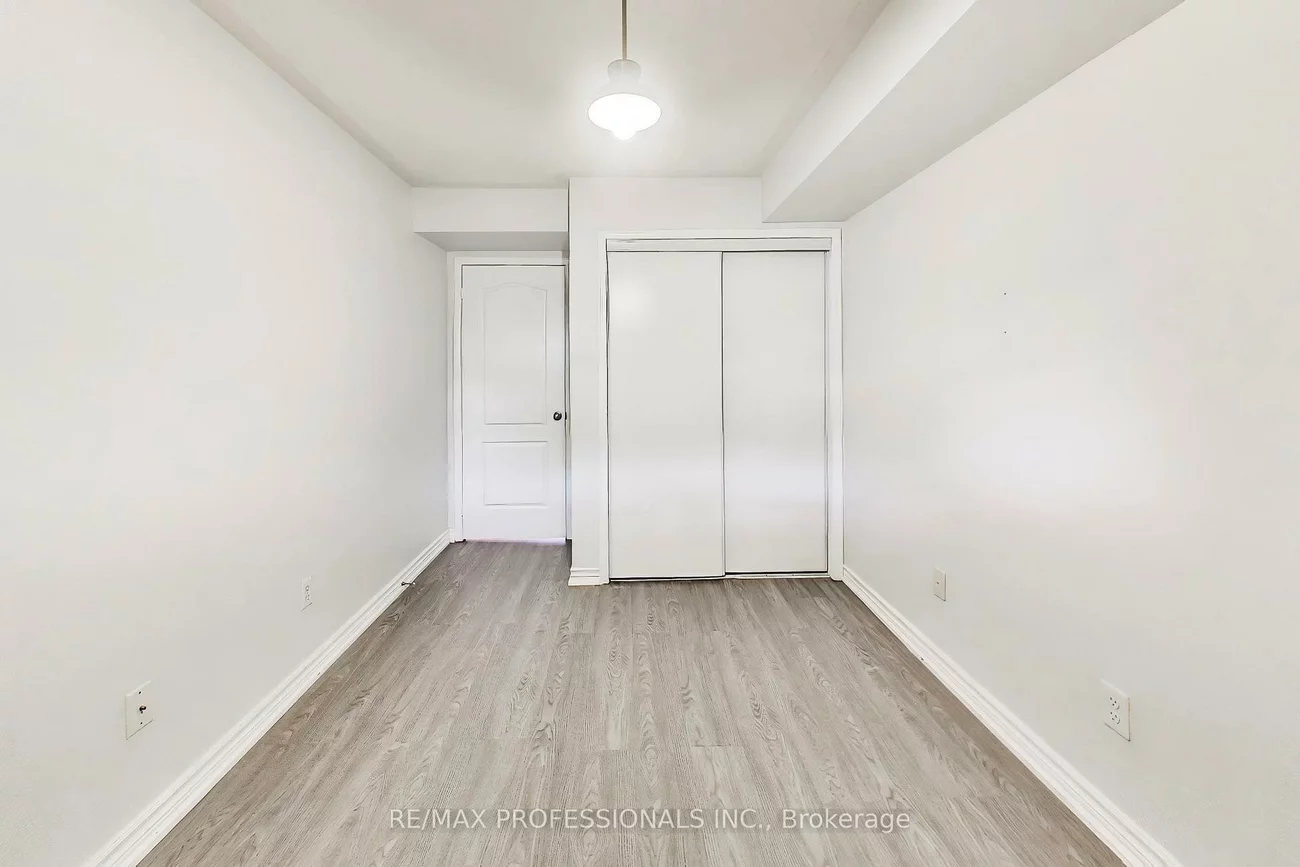 2460, Post, 1015 - RO River Oaks, Oakville