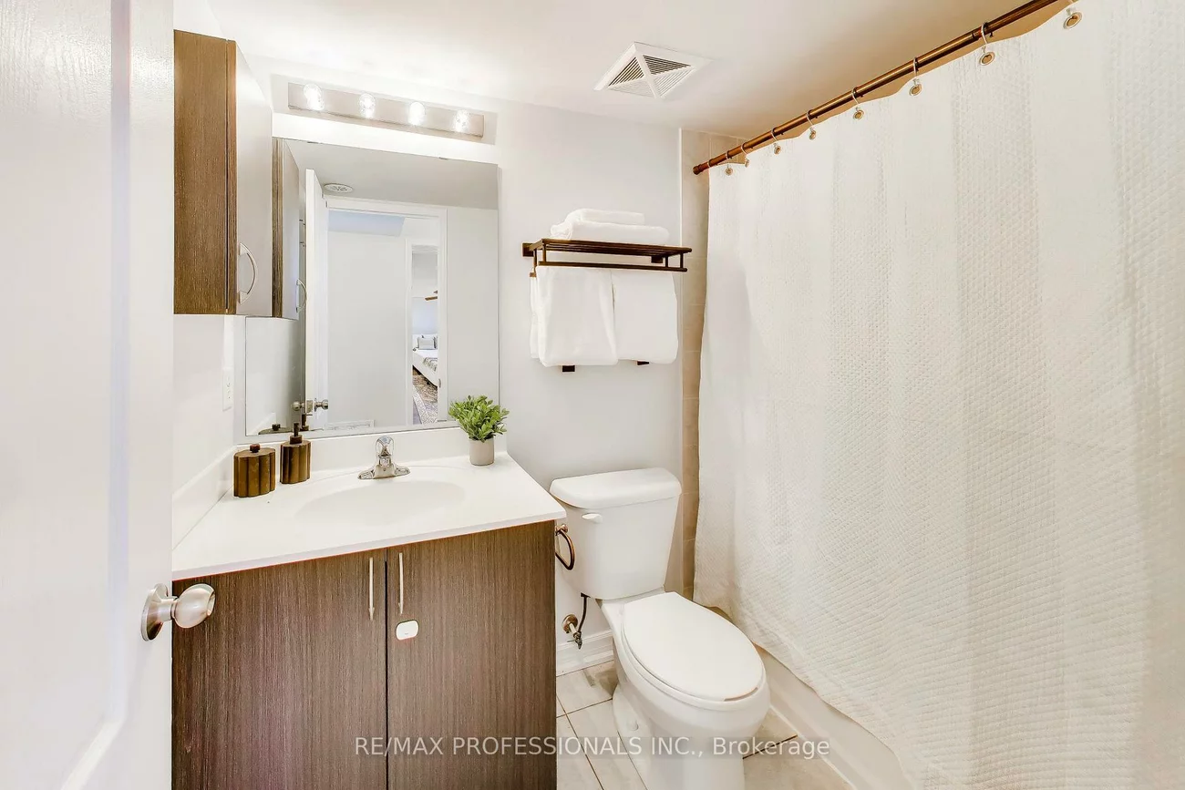 2460, Post, 1015 - RO River Oaks, Oakville