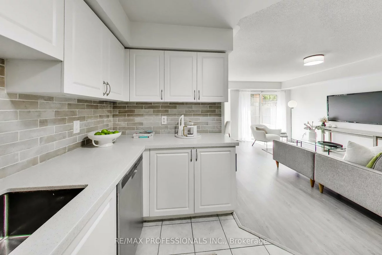 2460, Post, 1015 - RO River Oaks, Oakville