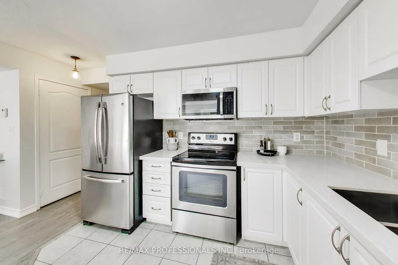 2460, Post, 1015 - RO River Oaks, Oakville