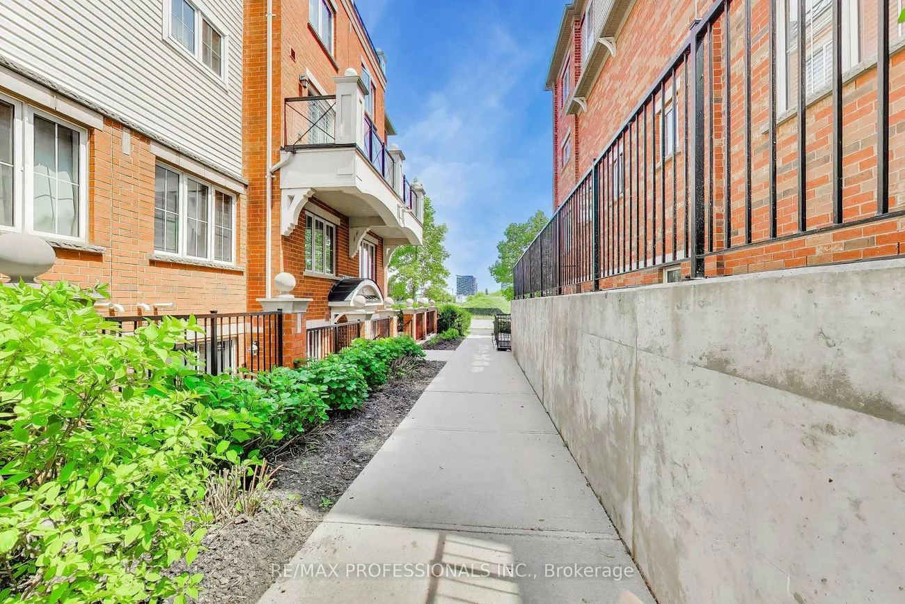 2460, Post, 1015 - RO River Oaks, Oakville