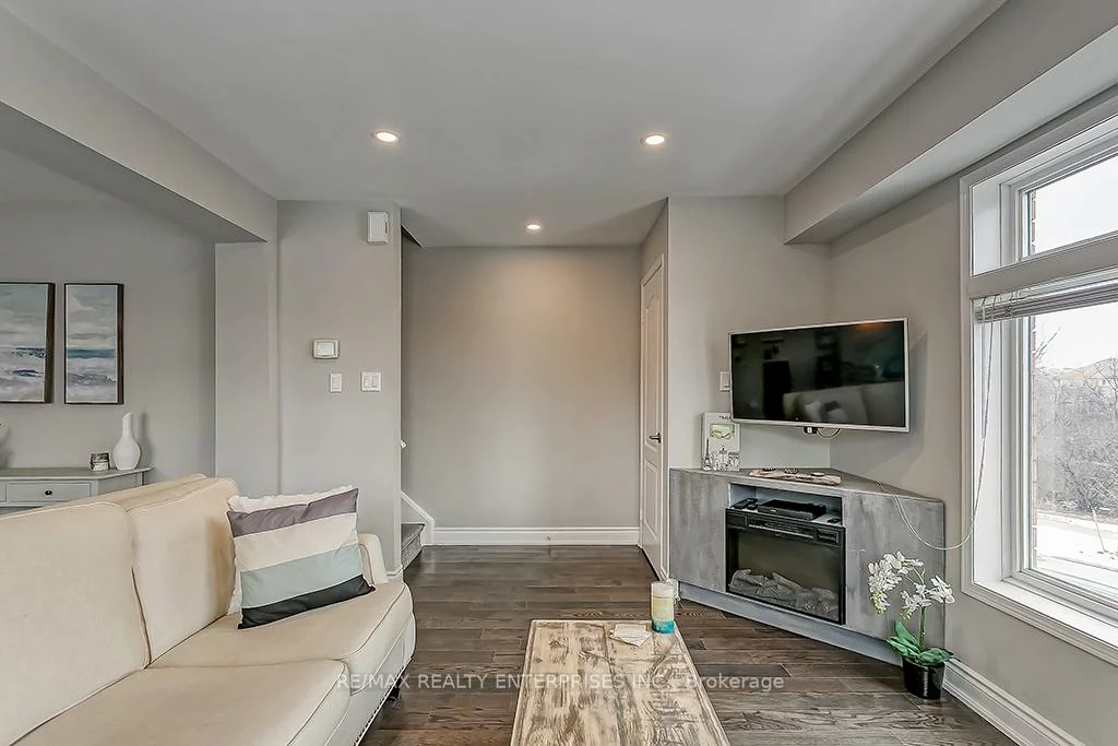 2386, Munn's, 1015 - RO River Oaks, Oakville