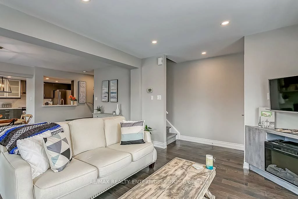 2386, Munn's, 1015 - RO River Oaks, Oakville