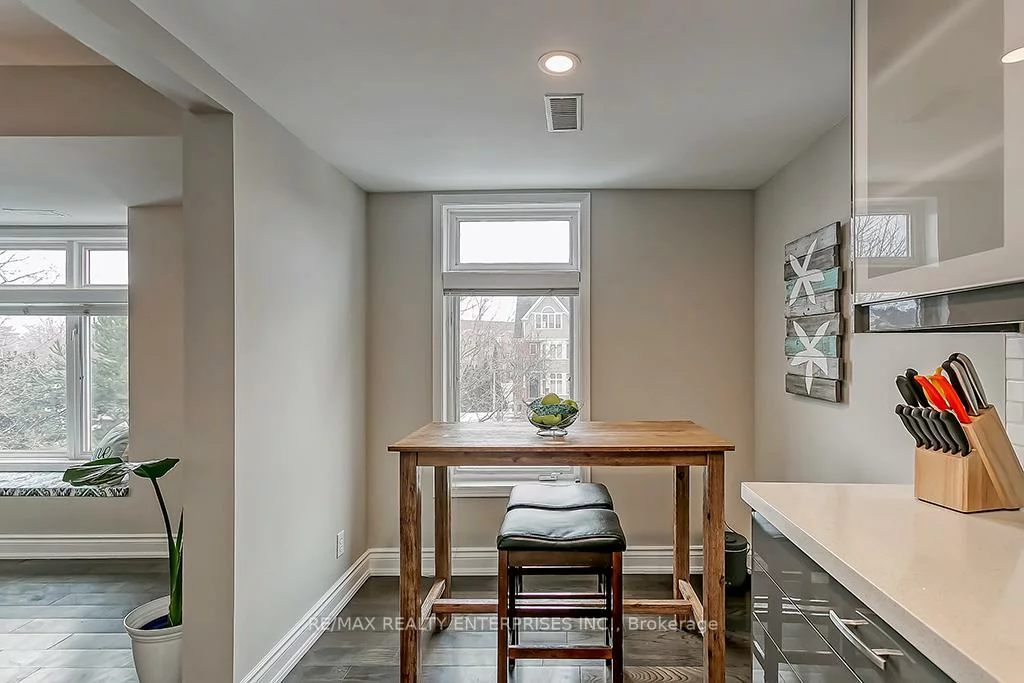 2386, Munn's, 1015 - RO River Oaks, Oakville