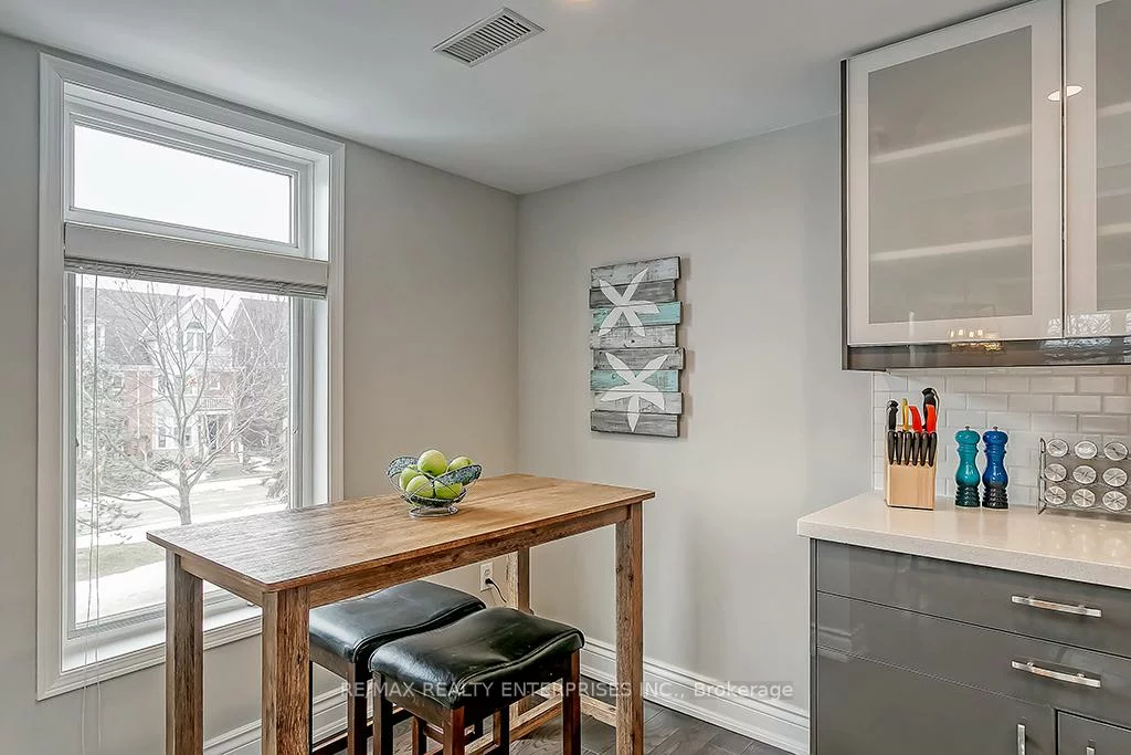 2386, Munn's, 1015 - RO River Oaks, Oakville