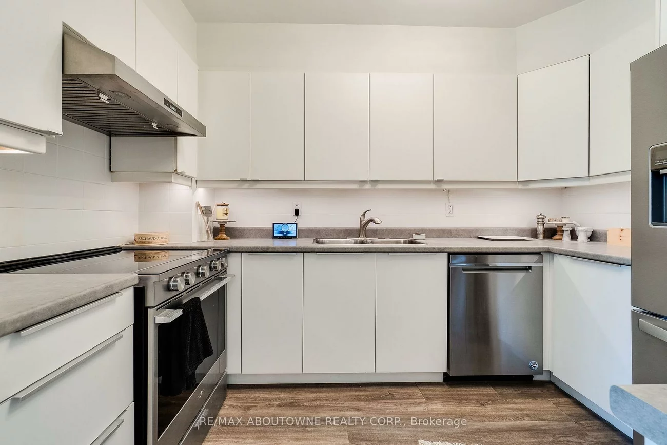 212, Kerr, 1002 - CO Central, Oakville