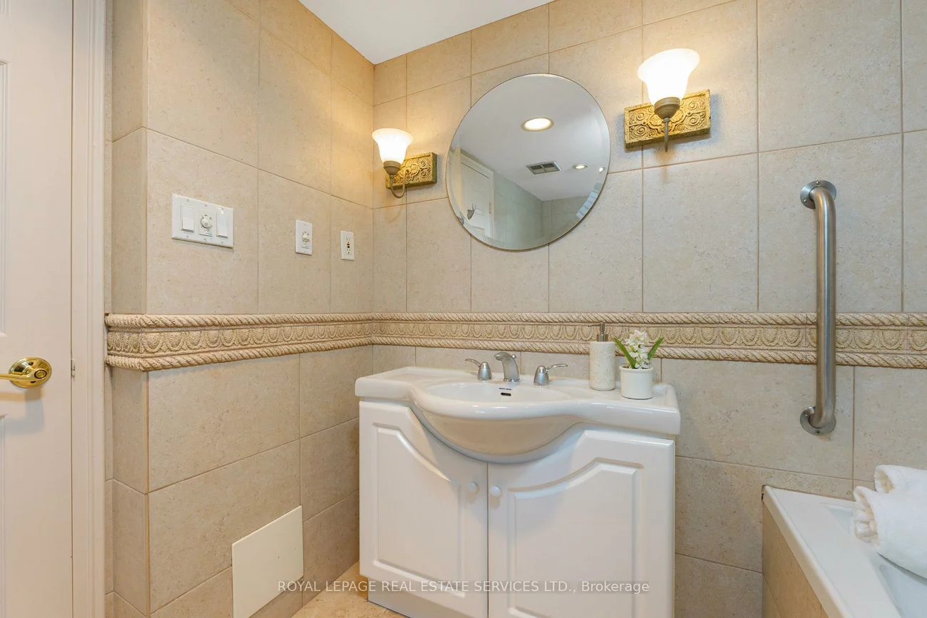 1240, Marlborough, 1003 - CP College Park, Oakville