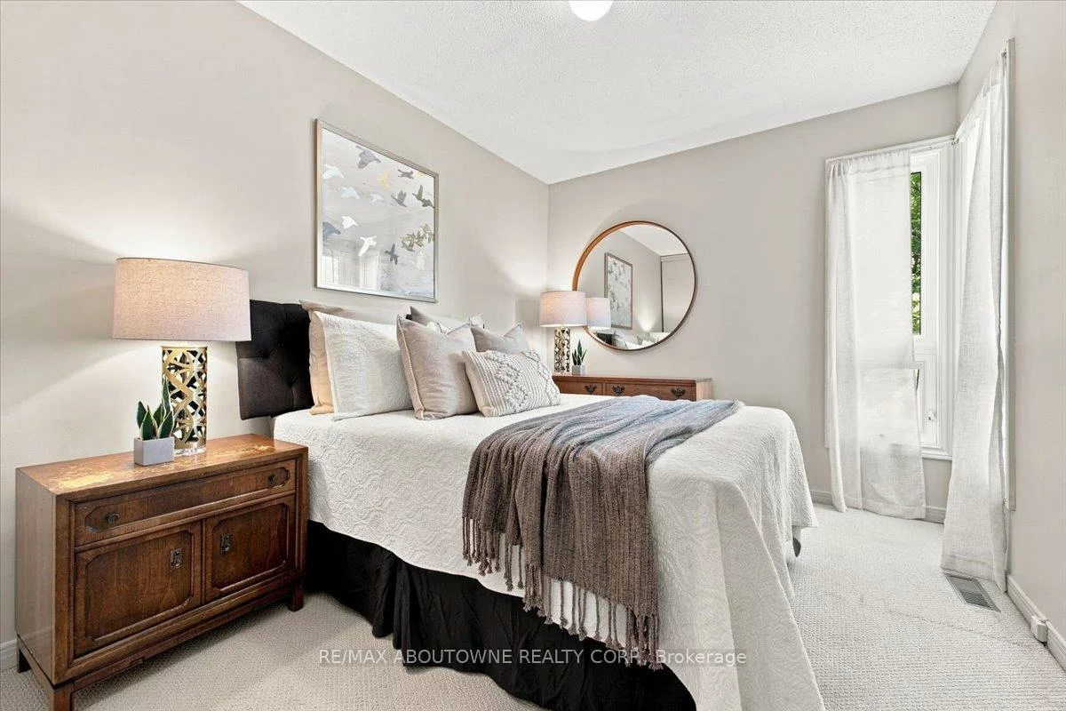1250, Marlborough, 1003 - CP College Park, Oakville