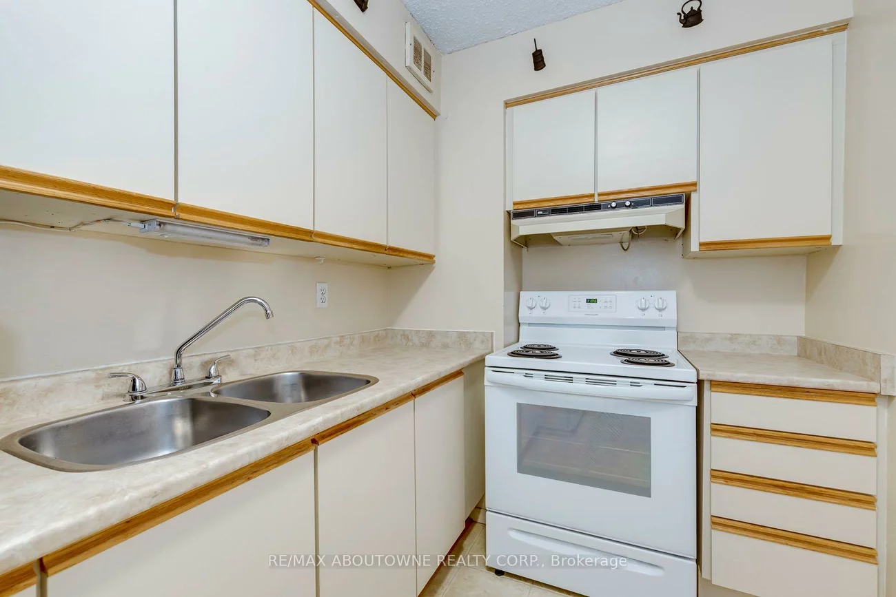 212, Kerr, 1002 - CO Central, Oakville