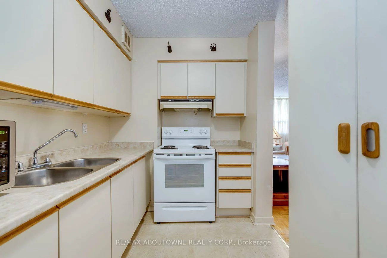 212, Kerr, 1002 - CO Central, Oakville