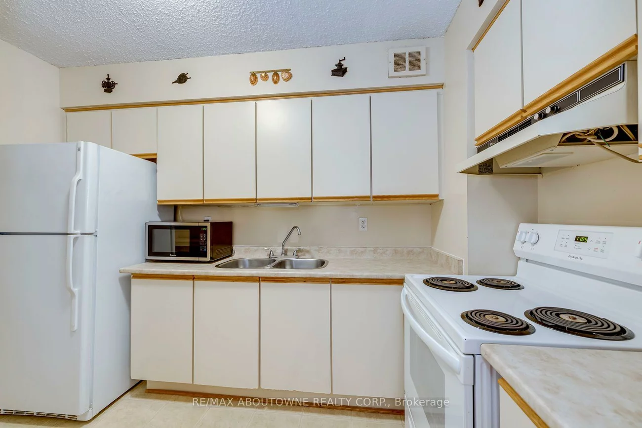 212, Kerr, 1002 - CO Central, Oakville