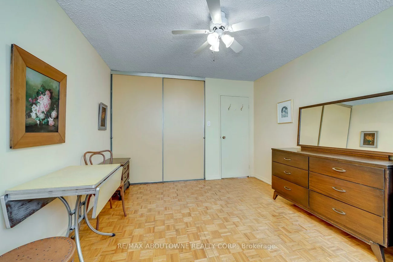 212, Kerr, 1002 - CO Central, Oakville