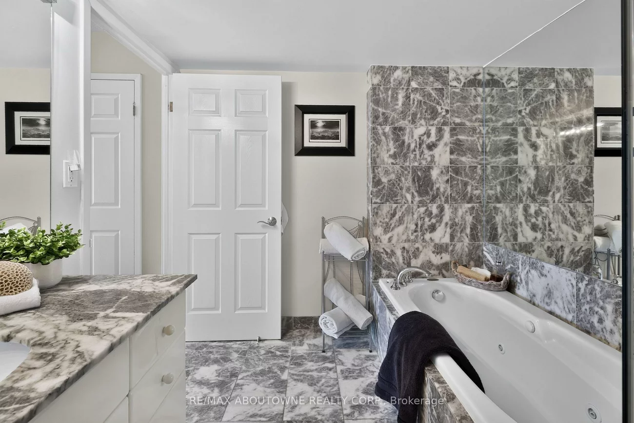 221, Robinson, 1013 - OO Old Oakville, Oakville