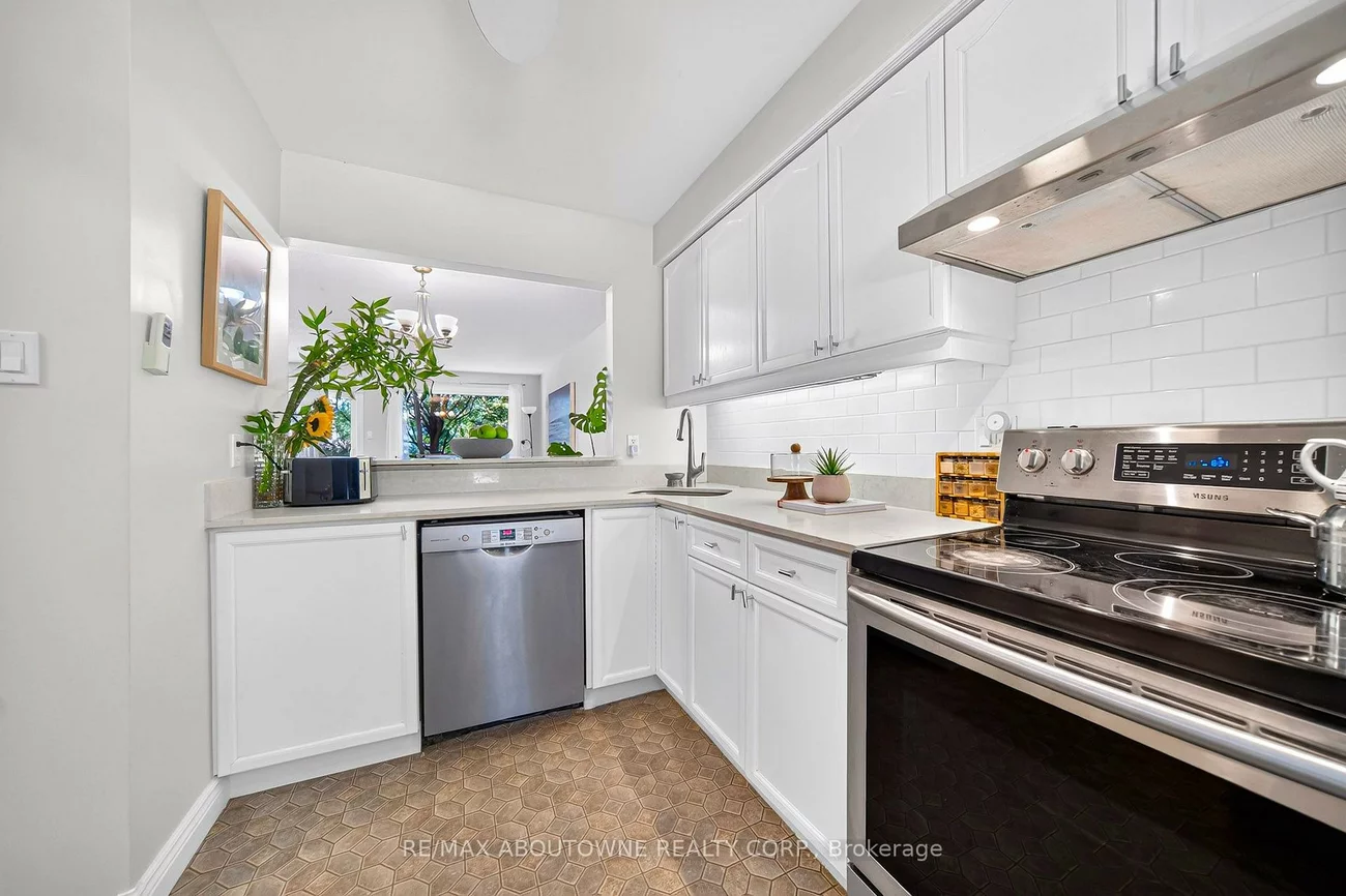 1517, Elm, 1003 - CP College Park, Oakville