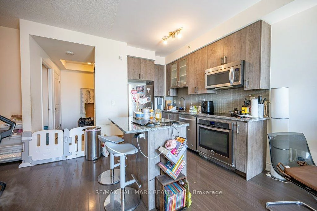 9090, Yonge, Langstaff, Richmond Hill
